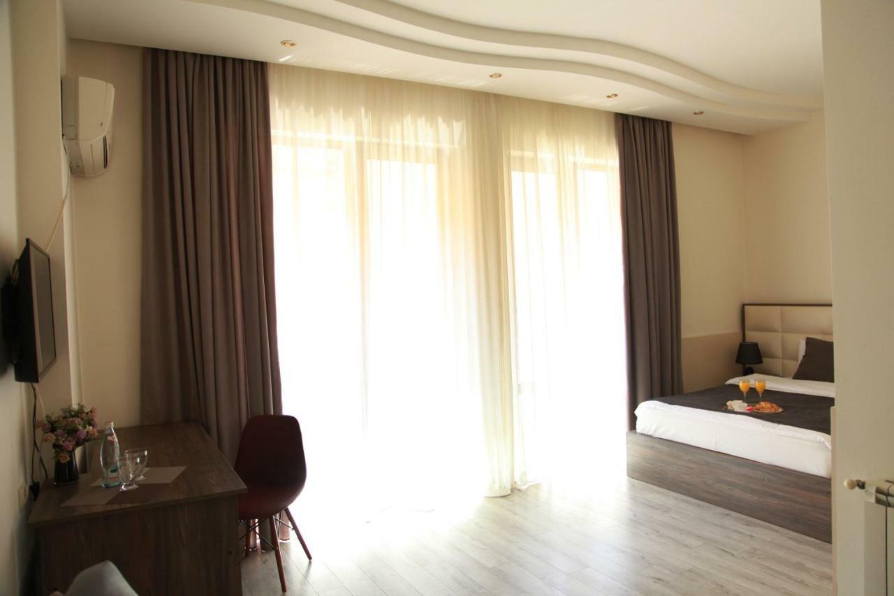 Rio Hotel Тбилиси Екстериор снимка